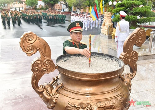 Thiếu tướng Huỳnh Văn Ngon cùng đoàn cán bộ Quân khu 9 viếng Tượng đài Chiến thắng, dâng hương Nhà tưởng niệm Chủ tịch Hồ Chí Minh